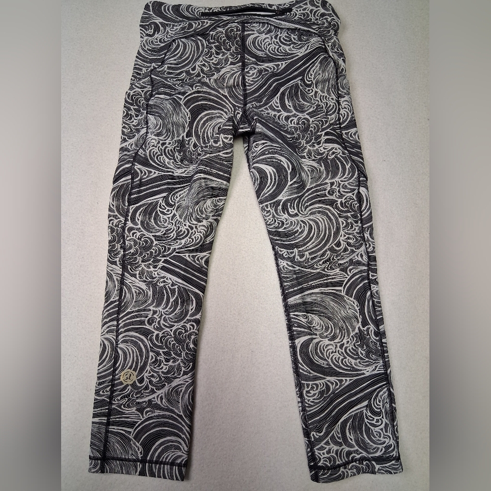 Lululemon Athletica Monochrome Swirl Cropped Leggings - Picture 2 of 3